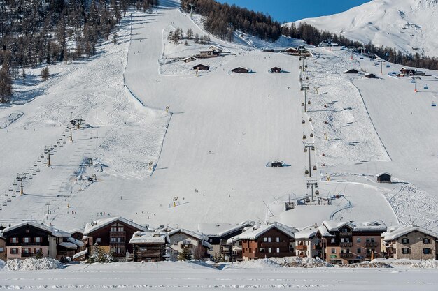 Pueblo de montaña en la nieve