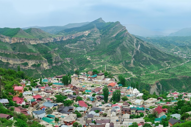 Pueblo de montaña en un valle brumoso entre montañas impresionantes Pueblo de Gunib en Daguestán