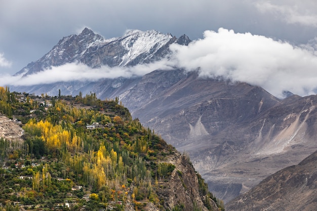 Pueblo de montaña en el valle del río hunza gilgit baltistan, Pakistán zonas del norte