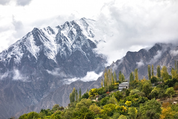 Pueblo de montaña en el valle del río hunza gilgit baltistan, Pakistán zonas del norte