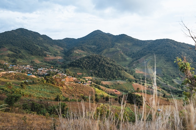 Pueblo en las montañas de asia y zona agrícola.