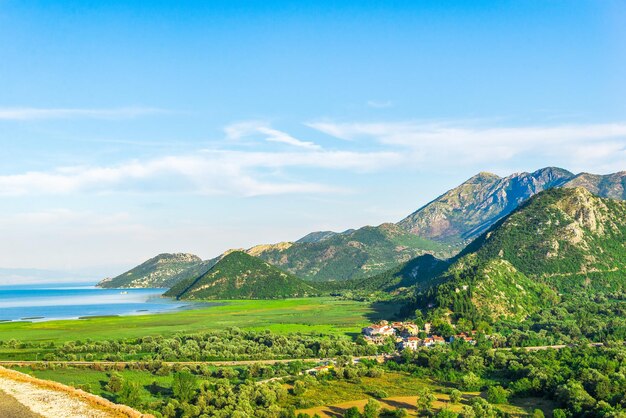 Pueblo en las montañas cerca del lago Skadar en un día soleado de verano, Montenegro