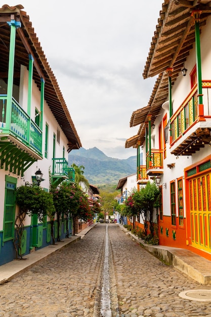 Foto pueblo en las montañas de colombia con casas coloniales tradicionales de diferentes colores pueblo con raíces españolas