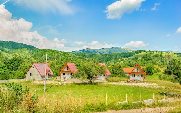 Pueblo en las montañas de Montenegro en un día soleado de verano