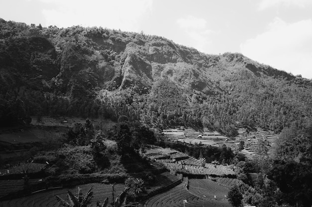 Foto un pueblo en las montañas por persona