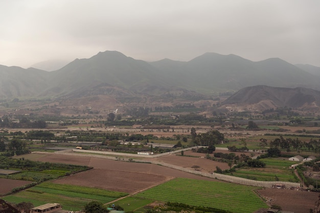 Pueblo en las montañas de Perú