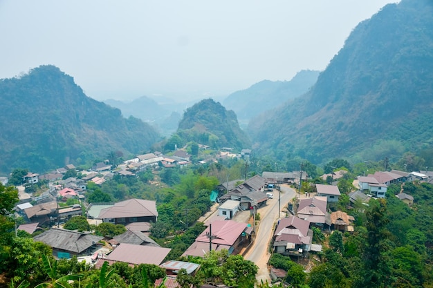 Un pueblo en las montañas de vietnam