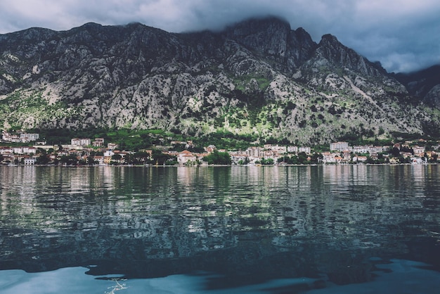 Pueblo montenegrino en la bahía de Kotorska en Montenegro