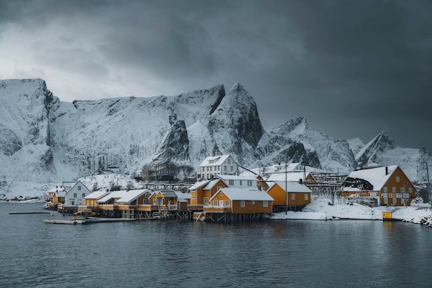 Foto pueblo nevado en la isla de sakrisøy, noruega