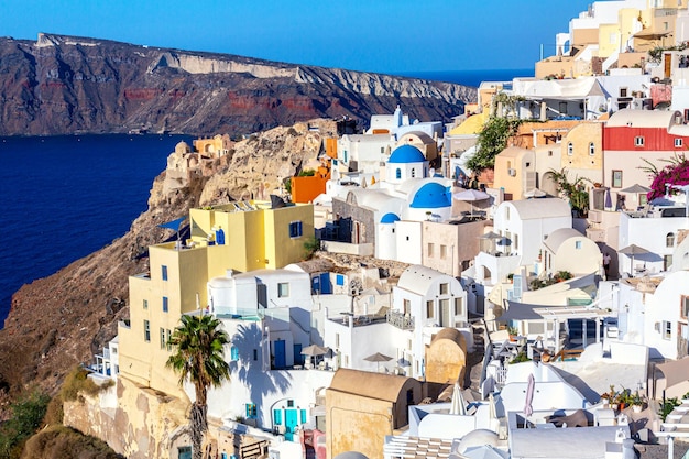 Pueblo de Oia con casas blancas famosas e iglesias azules en la isla de Santorini Mar Egeo Grecia