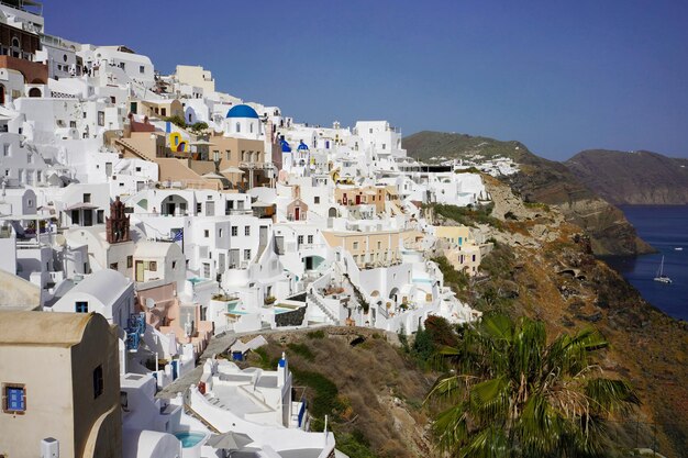 Pueblo de Oia con casas encaladas en la isla de Santorini Grecia