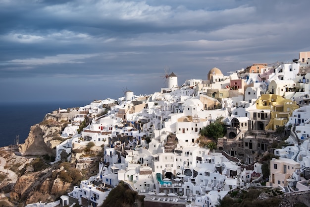 Pueblo de Oia en la isla de Santorini, Grecia