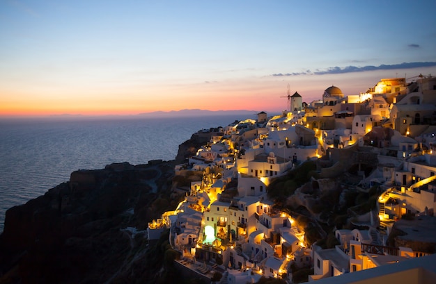 Pueblo de Oia por la noche en la isla de Santorini.