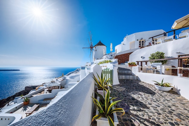 Pueblo de Oia con sol, isla de Santorini, Grecia