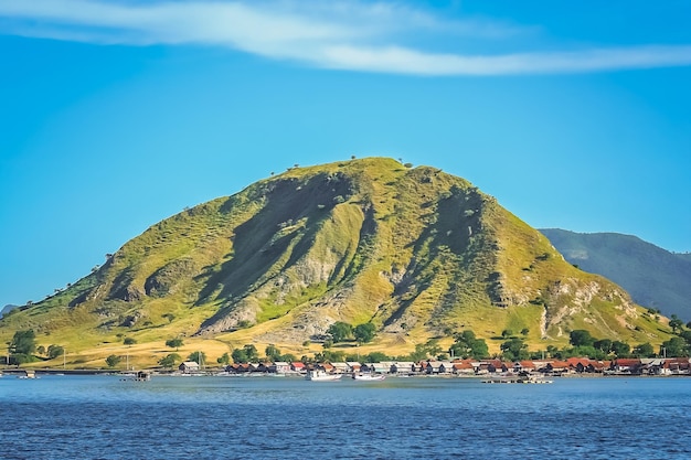 Pueblo en la orilla de la isla de Sumbava