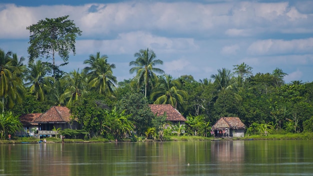 Un pueblo a orillas del río amazonas