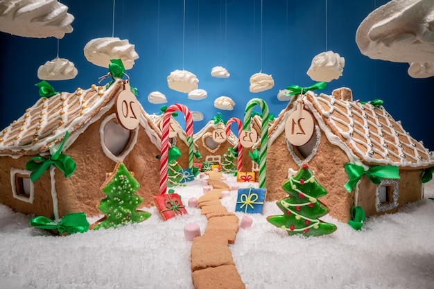 Pueblo de pan de jengibre navideño casero y único con nubes de merengue