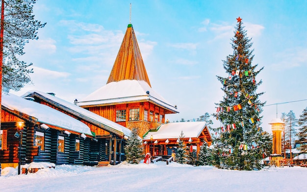 Pueblo de Papá Noel en Rovaniemi de Finlandia Laponia. Invierno de la casa de la oficina de Navidad. Laponia y nieve. Viaje a Joulupukki en el parque de vacaciones en el polo norte. Año nuevo. Poste con luces. decoracion de arboles