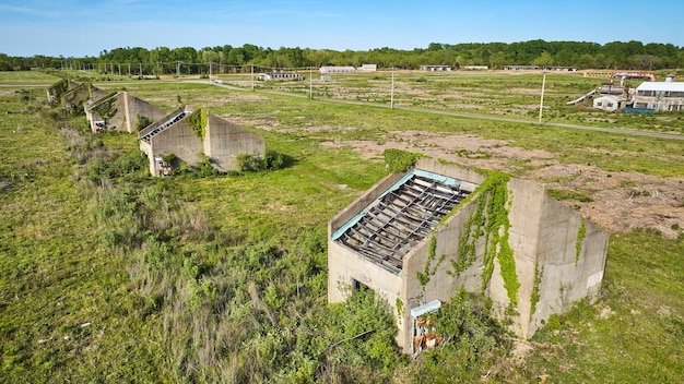 Pueblo perdido desconocido, los mismos edificios de concreto repetidos en decadencia, la hiedra se apodera de la casa en ruinas