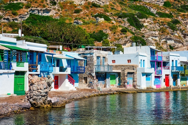 Pueblo de pescadores griegos klima en la isla de milos en grecia