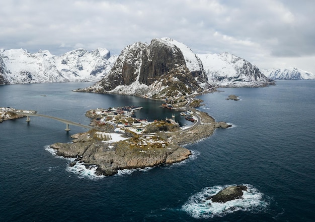 Pueblo de pescadores de Hamnoy y montaña Festhelltinden en invierno. Islas Lofoten, Noruega. Vista aérea.