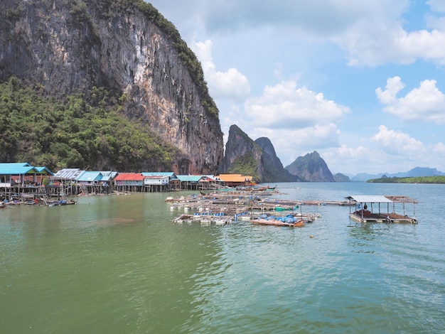 Pueblo de pescadores en la isla de Panyee Tailandia