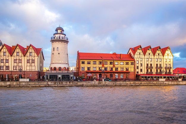 Pueblo de pescadores en Kaliningrado Estilización de las casas antiguas del faro de Europa antigua