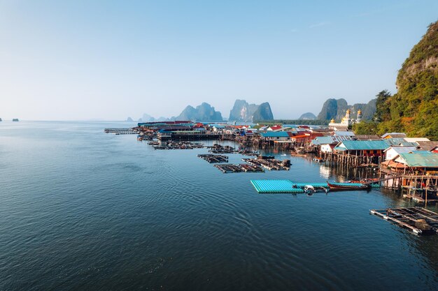 Pueblo de pescadores en medio del mar Koh Panyee