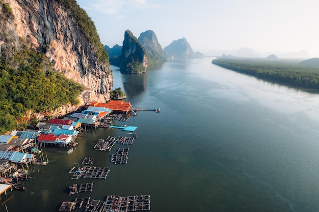 Pueblo de pescadores en medio del mar Koh Panyee