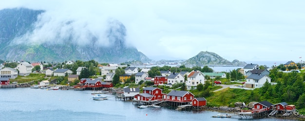 Pueblo de pescadores Reine (Lofoten, Noruega). Vista nublada de verano. Panorama.