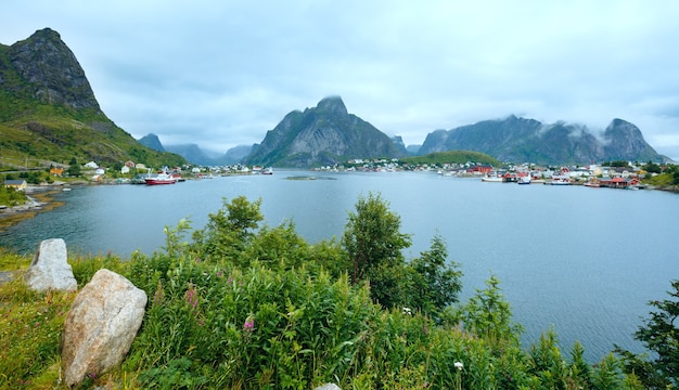 Pueblo de pescadores Reine (Lofoten, Noruega). Vista nublada de verano.