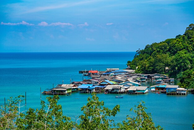 Pueblo de pescadores desde la vista de pájaro en Koh Kood, al sureste de Tailandia.