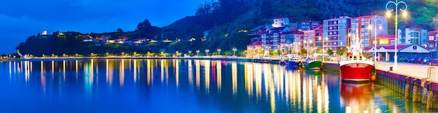 Foto pueblo pesquero de asturias.españa.puerto con barcos y casas en ribadesella.