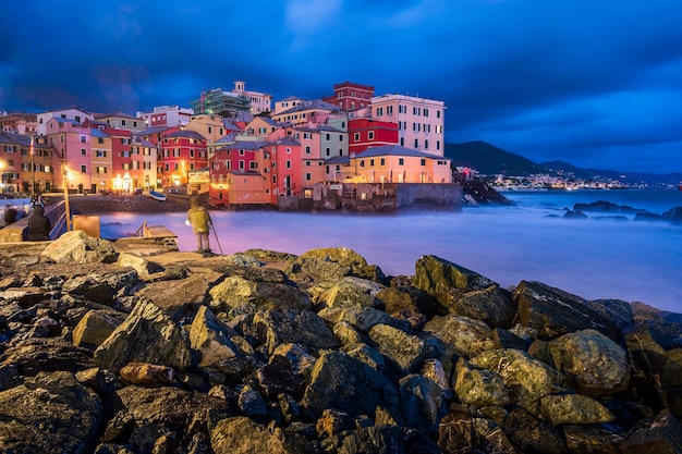 El pueblo pesquero de Boccadasse en el centro de Génova, Italia, iluminado por la noche