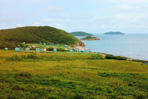 Pueblo pesquero costero en Noruega con casas de color azul brillante.