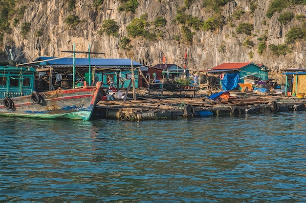 Pueblo pesquero flotante en la bahía de ha long, isla de cat ba, vietnam asia