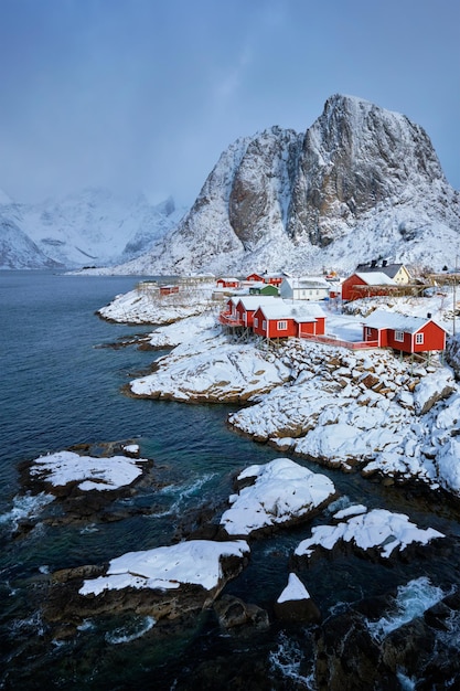 Foto el pueblo pesquero de hamnoy en las islas lofoten, noruega