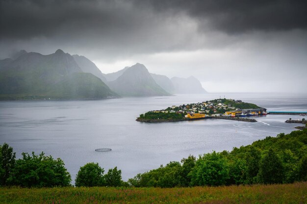 Pueblo pesquero de Husoy en la isla de Senja en Noruega con nubes pesadas