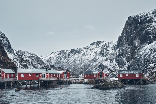 Foto pueblo pesquero de nusfjord en noruega