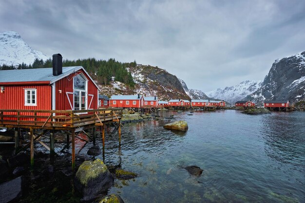 Foto el pueblo pesquero de nusfjord en noruega