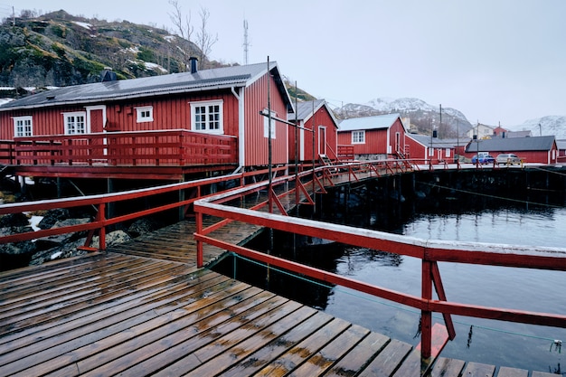 Foto pueblo pesquero de nusfjord en noruega