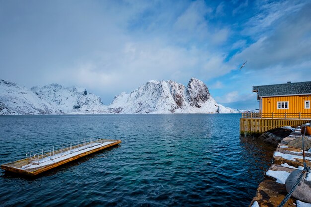 Foto pueblo pesquero de sakrisoy en las islas lofoten, noruega