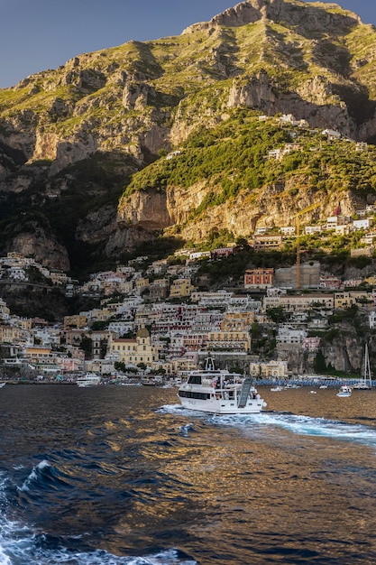 Pueblo de Positano en las montañas Vista costera o costera Positano es un pueblo en la costa de Amalfi Salerno Campania