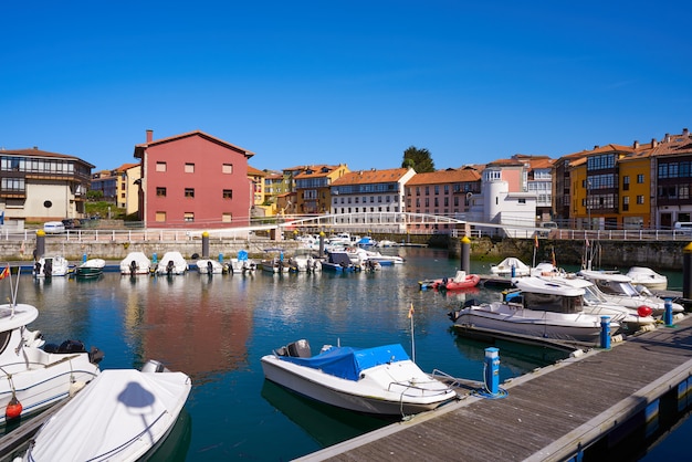 Pueblo puerto de llanes puerto deportivo en asturias españa