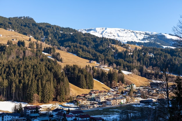 pueblo, resort de montaña en los Alpes