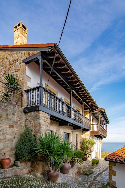 Pueblo rural de lastres en la costa de asturias españa