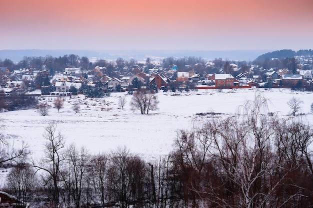 Pueblo ruso en fondo de puesta de sol de invierno hd