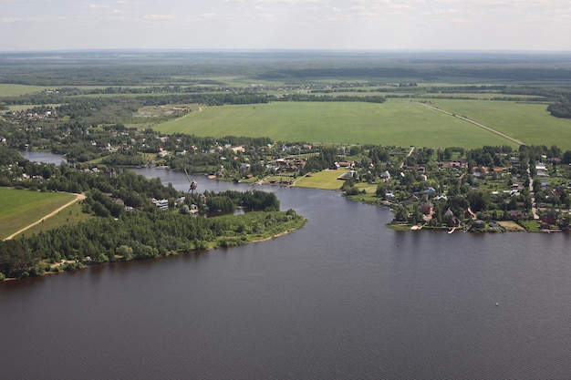 Pueblo ruso de vistas aéreas en la orilla del río Volga