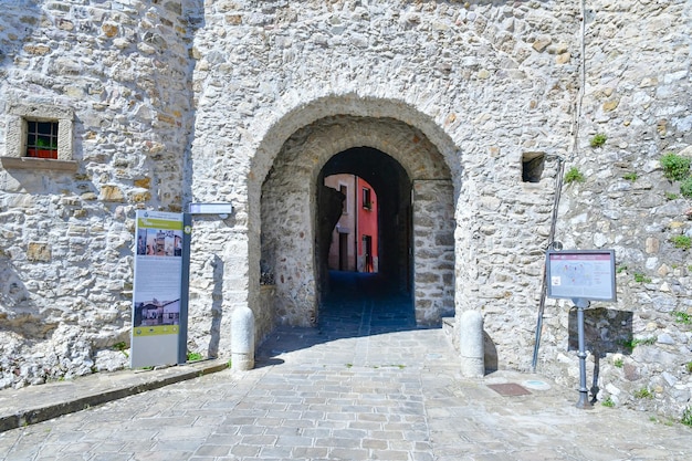 Foto el pueblo de satriano di lucania en basilicata, italia