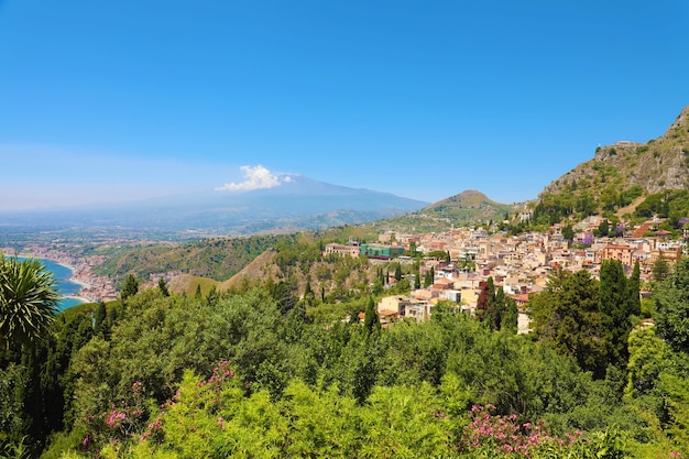 Pueblo de Taormina con el volcán Etna